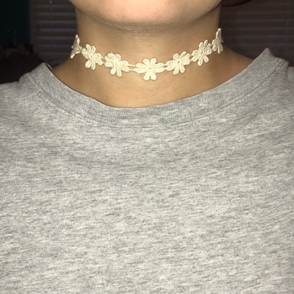 Forever 21 white flower choker